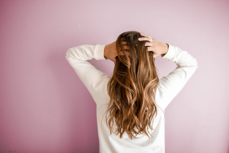 Як краще сушити волосся: феном чи ні?