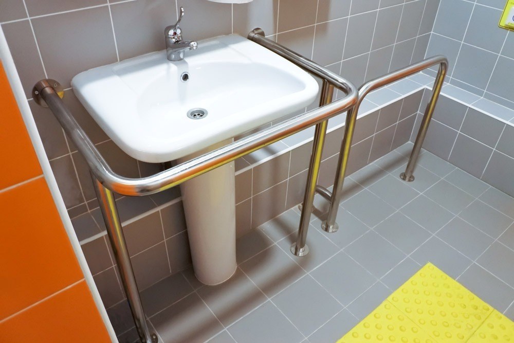 Поручні для людей з інвалідністю: коли підтримка справді має значення