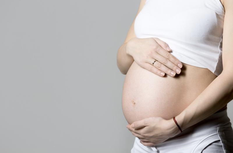 До чого сниться вагітність мами: тлумачення сну для доньки й сина