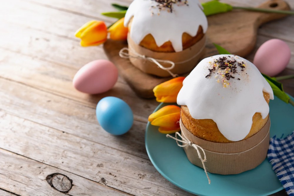 Великодні набори для бізнесу – поєднання випічки, паперових форм і декору