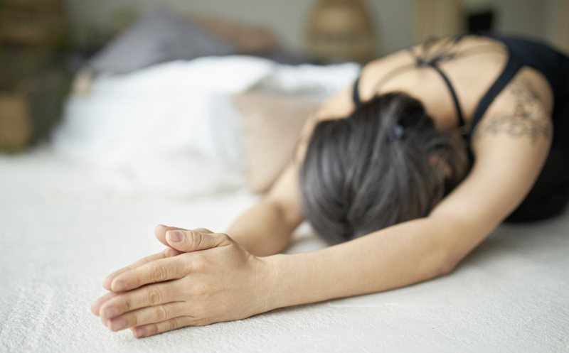 Чи можна читати молитви лежачи: правила та винятки