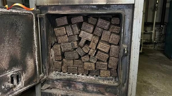 Дозування за вагою, а не за об’ємом: як повне завантаження топки брикетами може підірвати водяну сорочку котла